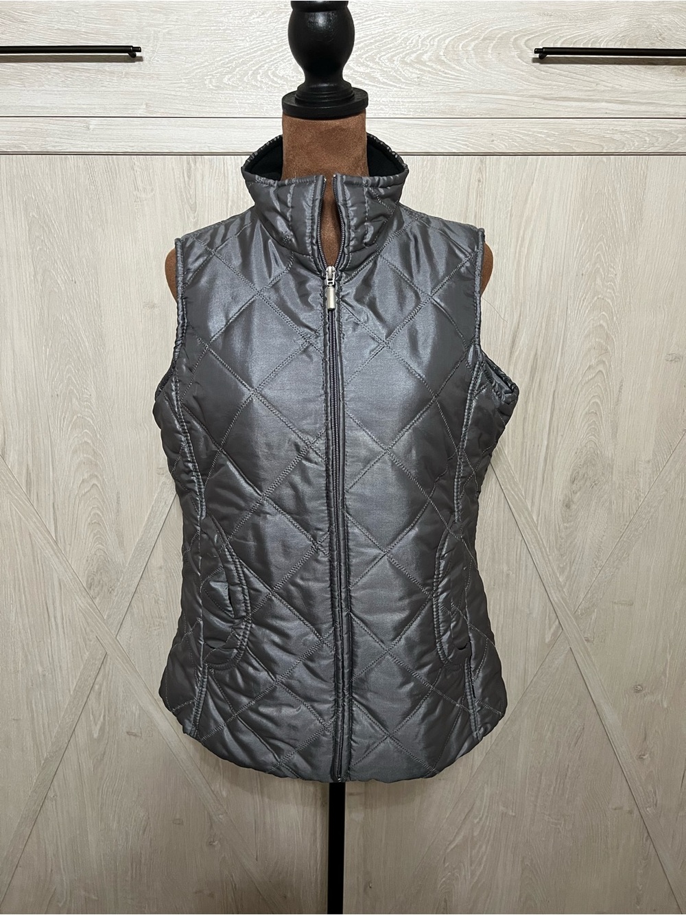 Jane Ashley Metallic Silver Gray Diamond Quilted Puffer Vest size medium